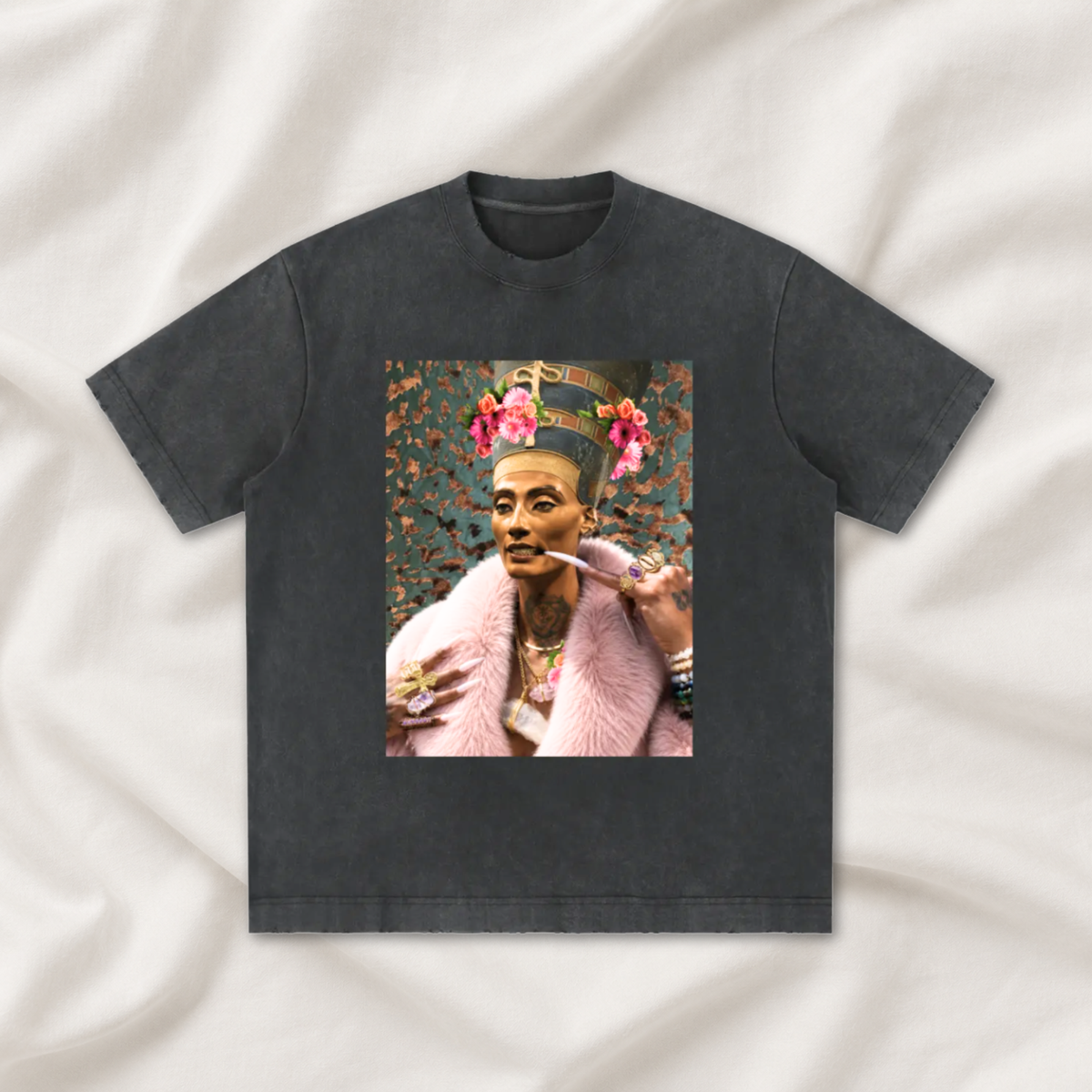 Neferti T- Vintage Black